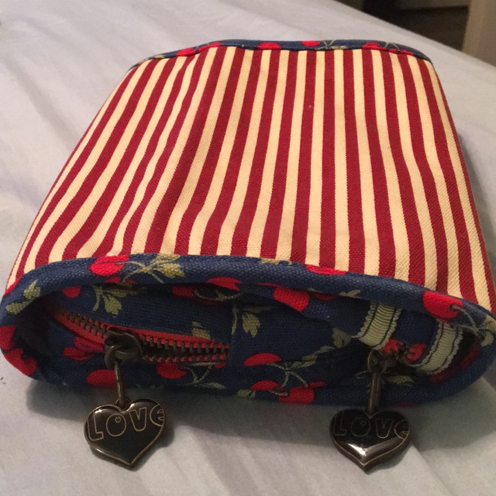 GAP Cherry Toiletry Bag - Picture 5 of 5